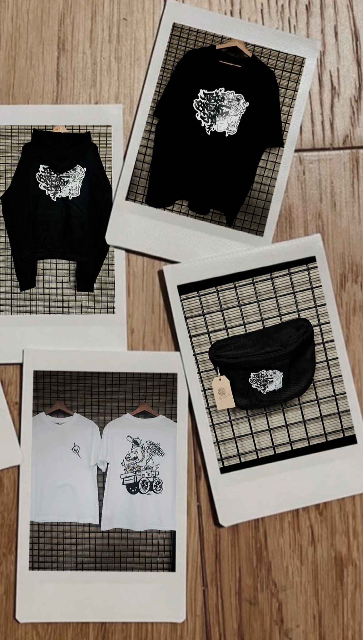 Zdjęcia polaroid z odzieżą: czarna bluza z kapturem, t-shirt z nadrukiem, białe koszulki i czarna nerka, prezentowane na drewnianym tle z kratką. Nadruki graficzne.