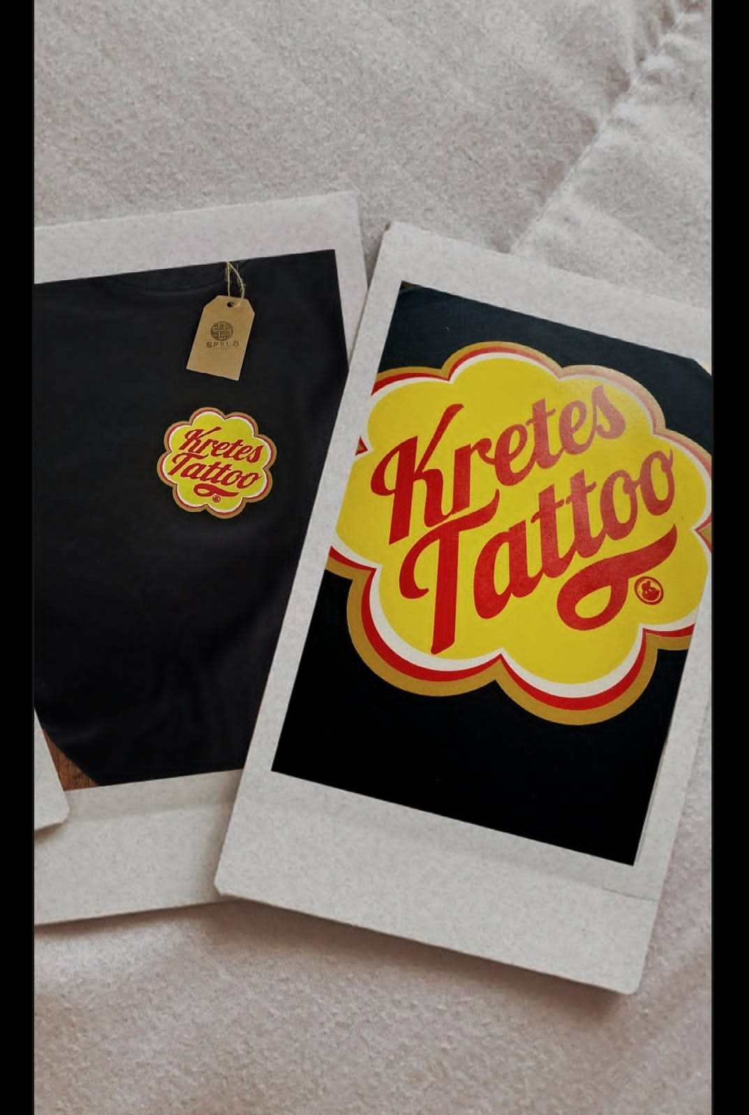 Dwa zdjęcia polaroidowe: jedno z czarną koszulką z nadrukiem, drugie z grafiką 'Kretes Tattoo' w stylu lizaka Chupa Chups. Stonowane tło.