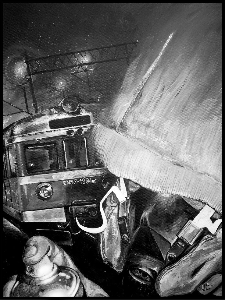 Czarno-biały obraz przedstawia pociąg EN57-1994ur w nocnej scenerii, z widocznymi elementami infrastruktury kolejowej i subtelnymi detalami malarskimi.