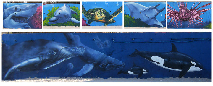 Mural z motywem podwodnego świata: rekin, delfin, żółw, płaszczka, skrzydlica, wieloryb i orki w odcieniach błękitu i granatu na piaskowym tle.