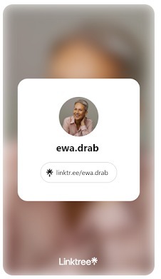 Profil Linktree z uśmiechniętą kobietą w okrągłym awatarze, podpisany 'ewa.drab', z linkiem do strony. Stonowana kolorystyka, miękkie rozmycie.