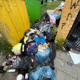 Sprzątanie odpadów przy wiacie 