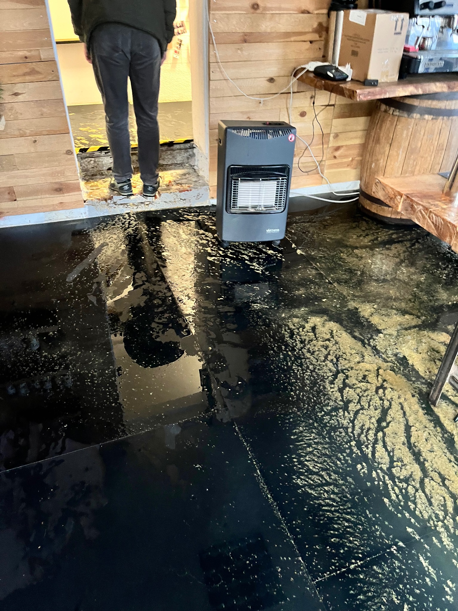 Sprzątanie fekaliów po wylaniu w lokalu usługowym