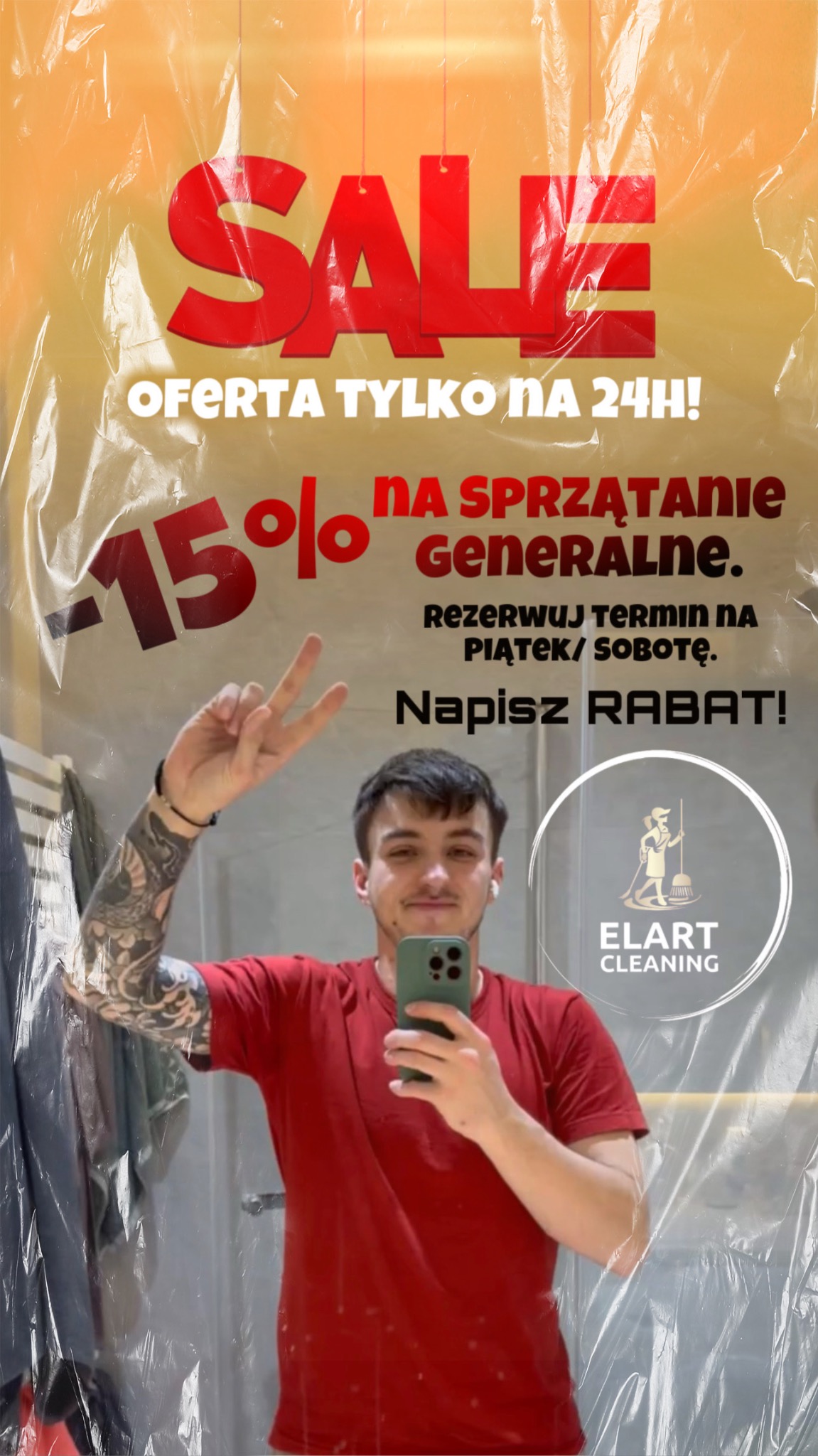 Mężczyzna robi selfie na tle plakatu z ofertą -15% na sprzątanie generalne. Plakat z napisem SALE i logo Elart Cleaning, oferta ważna 24h, rezerwacja na piątek/sobotę.