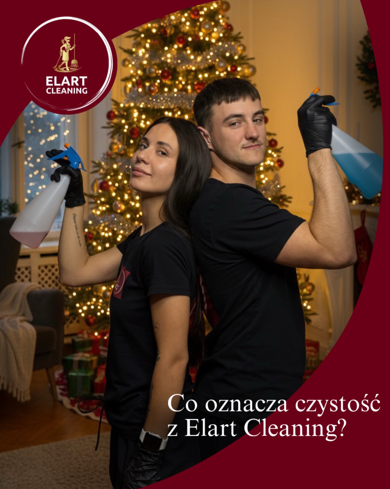 Dwoje uśmiechniętych pracowników Elart Cleaning z butelkami ze środkiem czyszczącym na tle choinki i prezentów. Promocja usług sprzątania świątecznego.