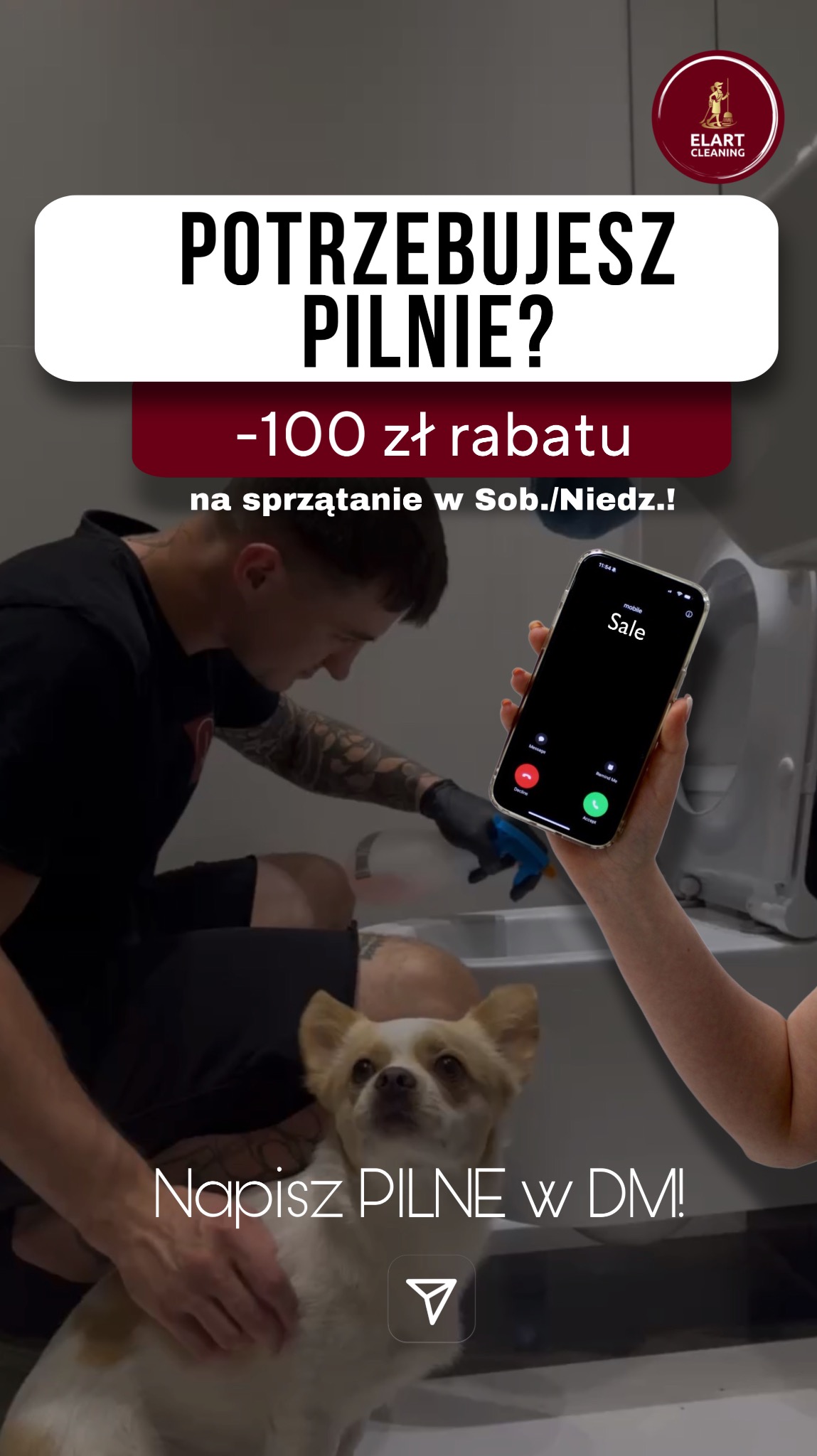 Mężczyzna w rękawicach czyści toaletę, obok pies, a w kadrze telefon z napisem 'Sale' i informacją o rabacie na sprzątanie w weekendy. Reklama Elart Cleaning.
