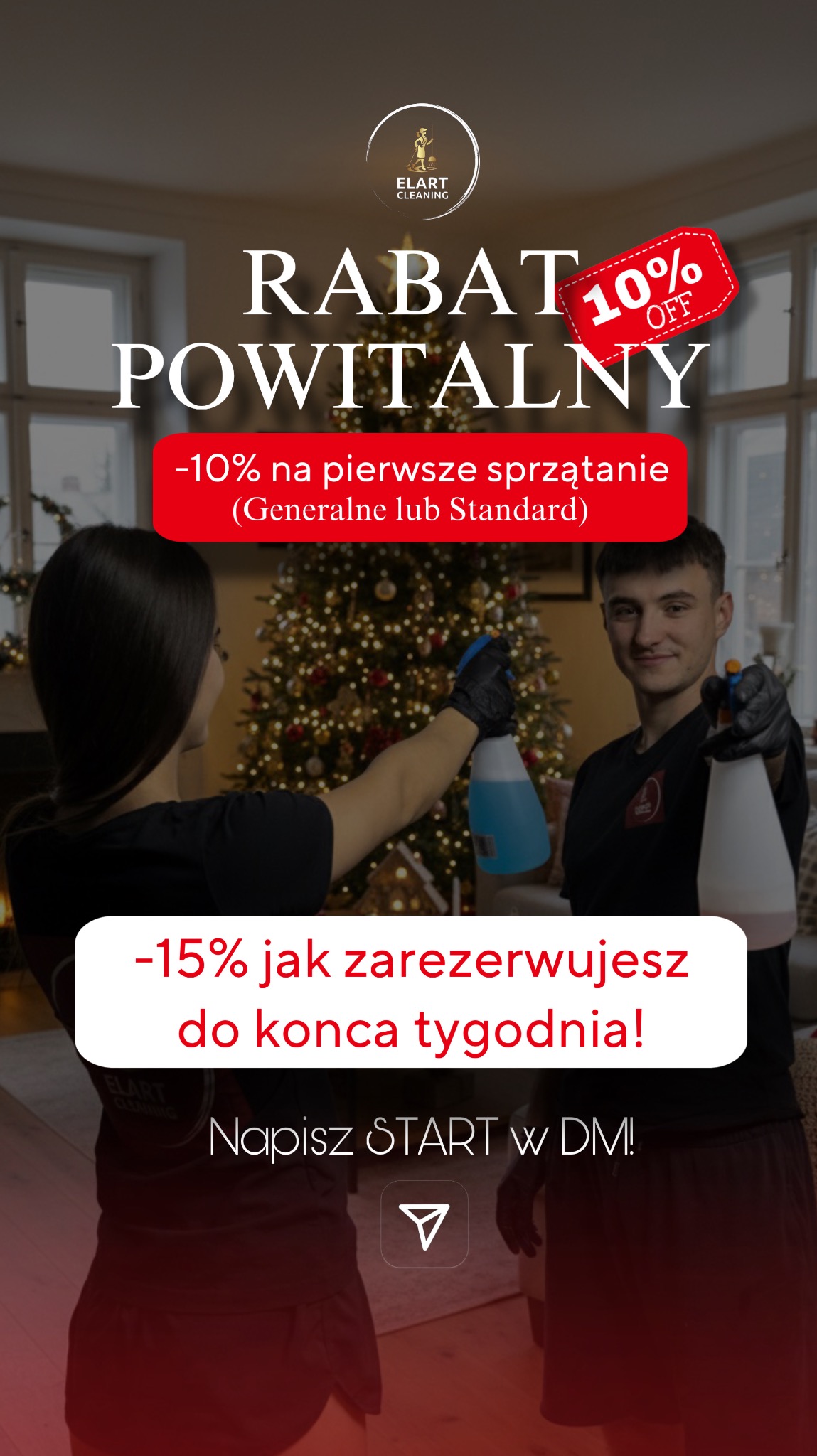 Promocja firmy sprzątającej: dwoje pracowników z butelkami ze spryskiwaczem na tle świątecznego wnętrza. Oferta rabatowa na pierwsze sprzątanie i rezerwacje.