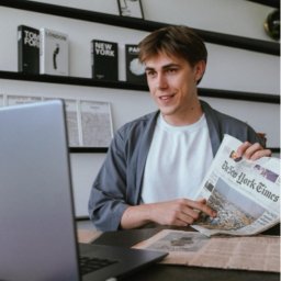 Podczas zajęć pracujemy online, a podstawą naszych spotkań są rozmowy. To one stanowią główne narzędzie nauki. W trakcie konwersacji ćwiczymy praktyczne słownictwo, zwracamy uwagę na poprawność gramatyczną i wymowę.