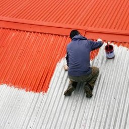 Stary dach? Już nie! Odświeżony, zabezpieczony i wygląda jak nowy. Pogromcy Dachów i Elewacji – dzwonisz, a my działamy!”
