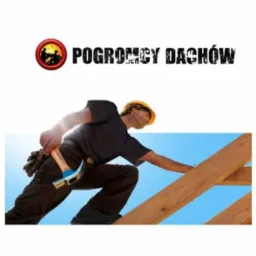 Dekarz w kasku wbija gwóźdź w drewnianą konstrukcję dachu na tle błękitnego nieba. Widoczny młotek w rękawicy i logo firmy 'Pogromcy Dachów'.