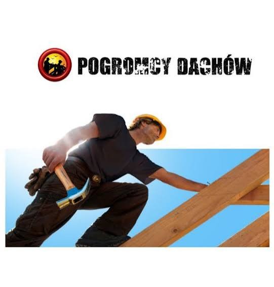 Dekarz w kasku wbija gwóźdź w drewnianą konstrukcję dachu na tle błękitnego nieba. Widoczny młotek w rękawicy i logo firmy 'Pogromcy Dachów'.