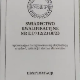 Skan świadectwa kwalifikacyjnego SEP z numerem E1/712/2318/23, uprawniającego do eksploatacji urządzeń, instalacji i sieci. Widoczny stempel Komisji Kwalifikacyjnej.