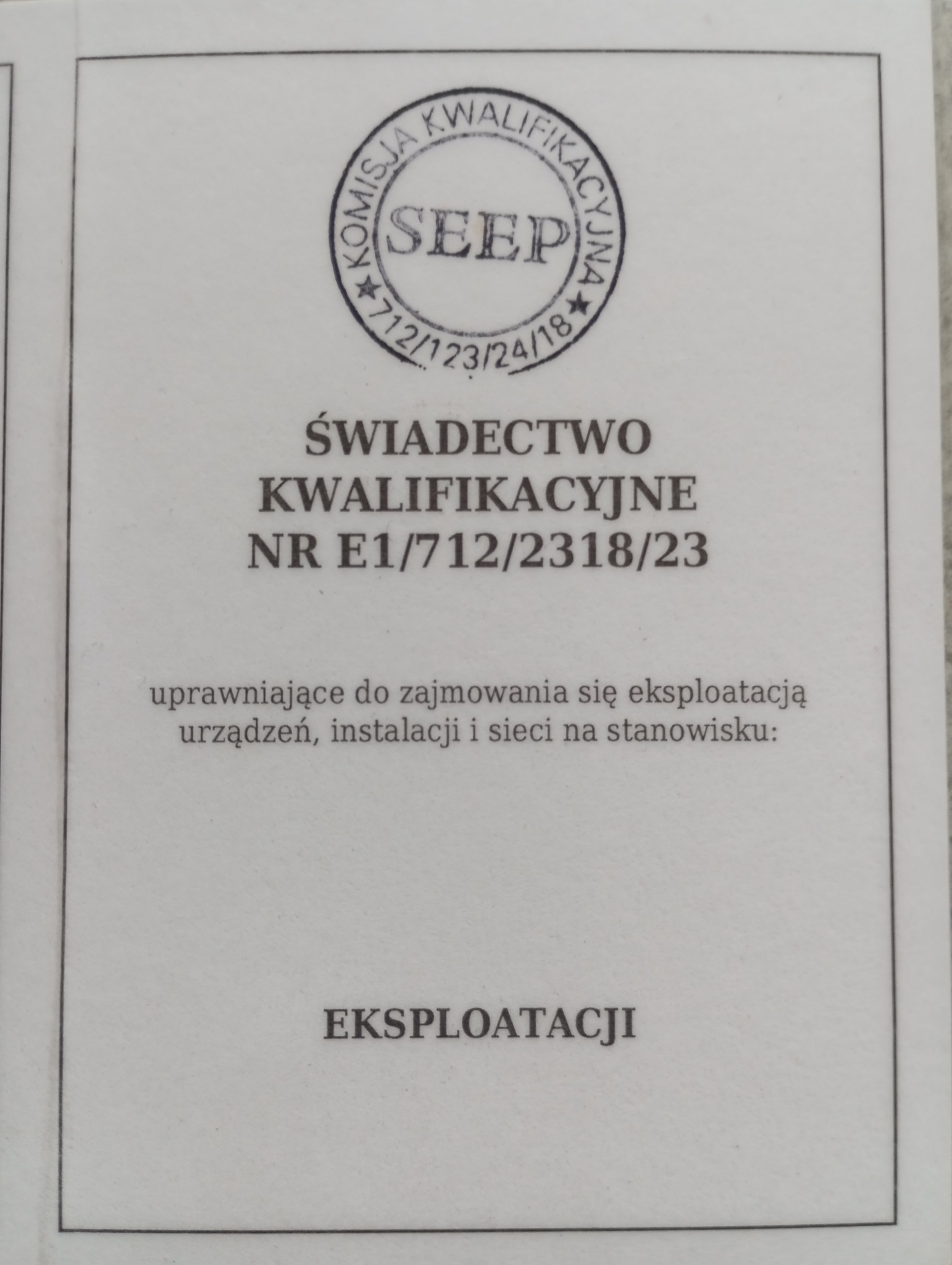Skan świadectwa kwalifikacyjnego SEP z numerem E1/712/2318/23, uprawniającego do eksploatacji urządzeń, instalacji i sieci. Widoczny stempel Komisji Kwalifikacyjnej.