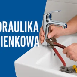 Hydraulik z kluczem nastawnym montuje chromowaną baterię umywalkową. W umywalce leżą dodatkowe narzędzia.
