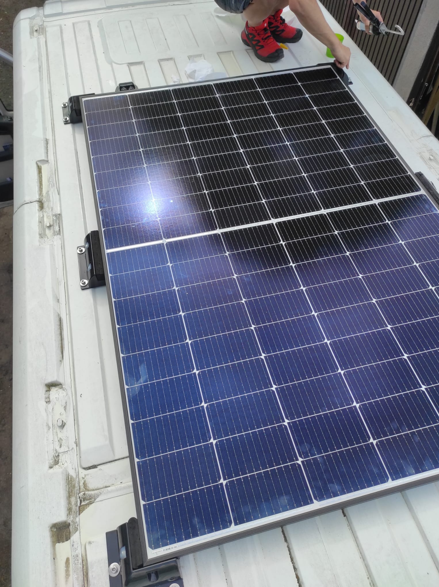 Instalacja fotowoltaiczna na dachu samochodu.