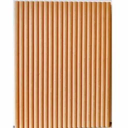 Panel z pionowych, frezowanych listew z MDF o zaokrąglonych krawędziach, tworzących rytmiczną fakturę. Widoczne delikatne cienie podkreślające trójwymiarowość.