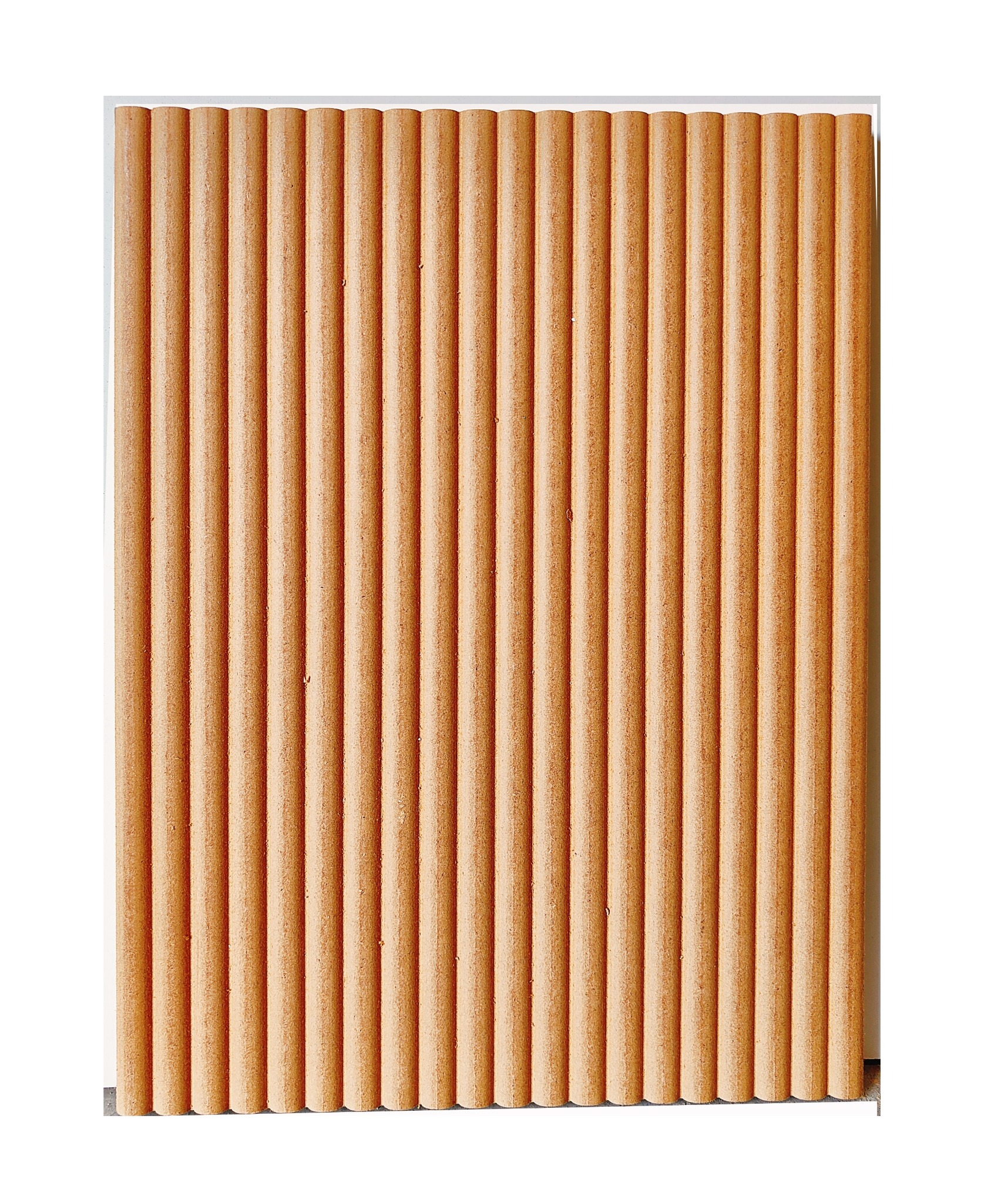 Panel z pionowych, frezowanych listew z MDF o zaokrąglonych krawędziach, tworzących rytmiczną fakturę. Widoczne delikatne cienie podkreślające trójwymiarowość.