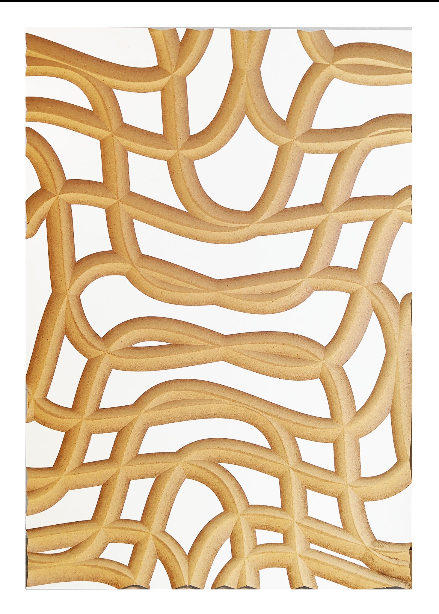 Dekoracyjny panel ażurowy z MDF wycięty metodą CNC. Beżowy, organiczny wzór na białym tle. Precyzyjna obróbka, widoczna struktura materiału.