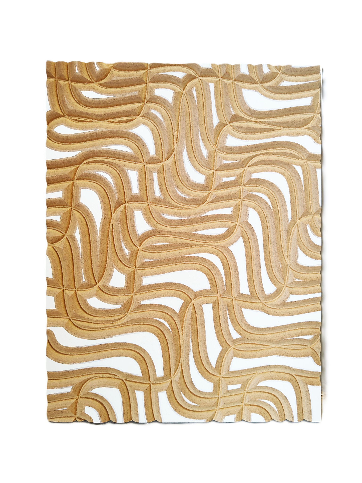 Dekoracyjny panel 3D z frezowanymi, beżowymi liniami na białym tle, tworzącymi abstrakcyjny wzór. Widoczne delikatne cieniowanie i faktura materiału.