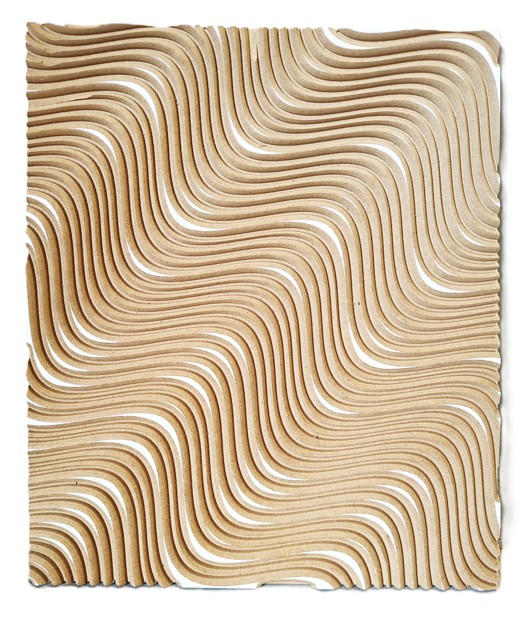 Falista, trójwymiarowa płaskorzeźba z jasnego drewna, precyzyjnie wycięta. Widoczne regularne, równoległe linie i delikatne cieniowanie. Białe tło podkreśla detale.