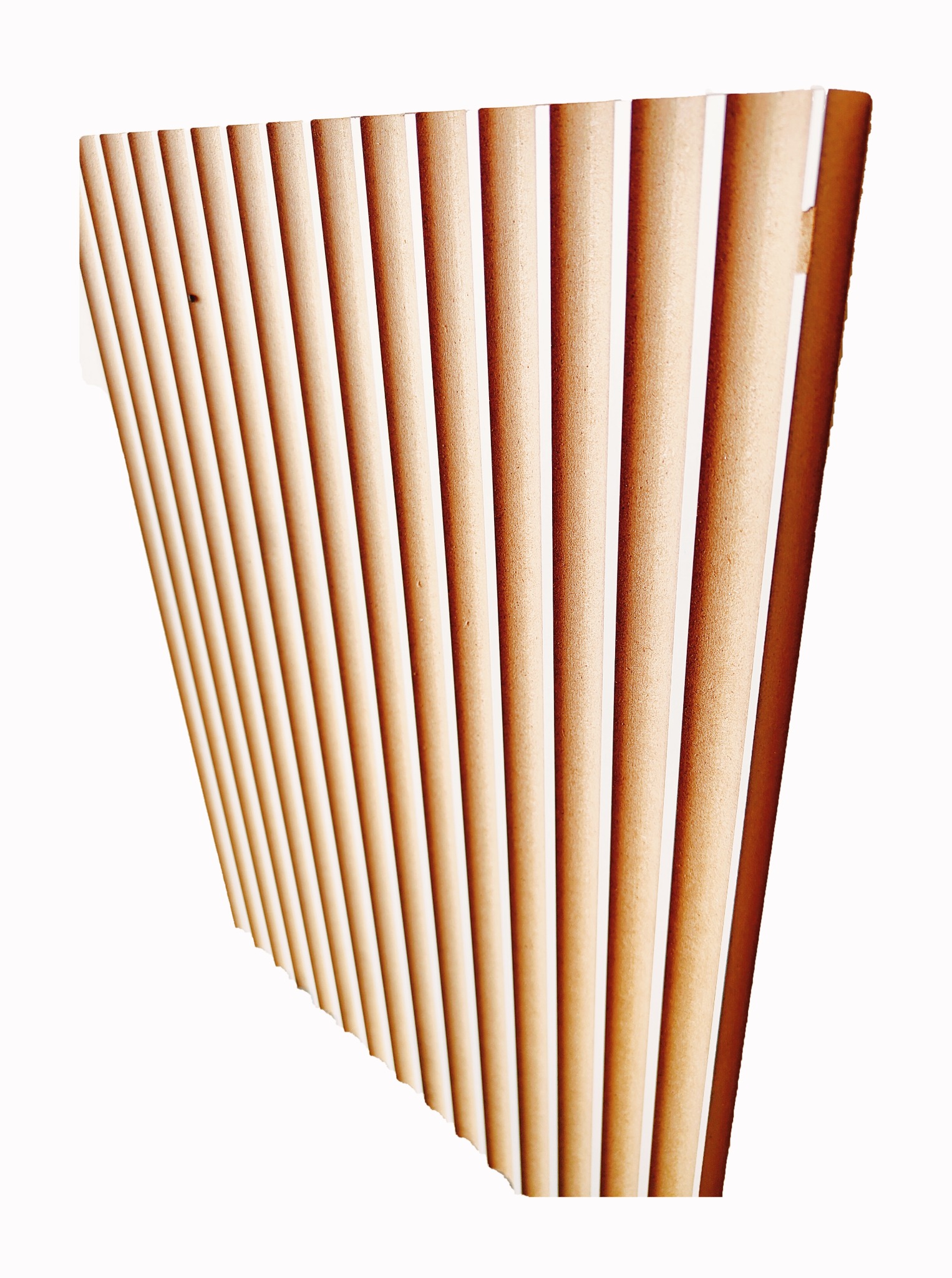 Drewniane listwy ułożone równolegle, tworzące ażurową ściankę. Widoczne delikatne różnice w odcieniach brązu i drobne niedoskonałości materiału.