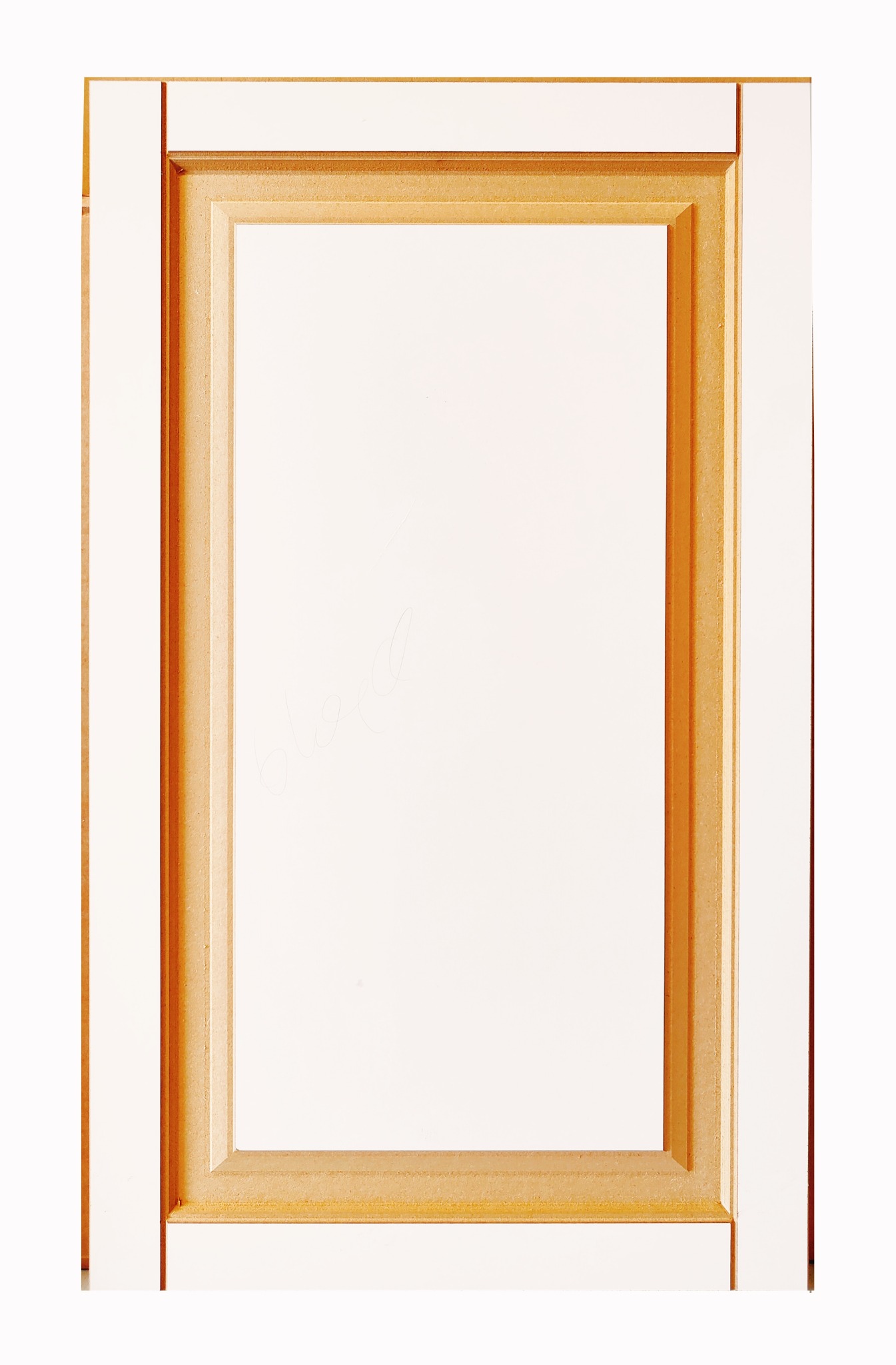 Biała, frezowana rama meblowa z płyty MDF, z widoczną strukturą drewna na krawędziach, oświetlona jasnym światłem. Detal wykończenia mebli.