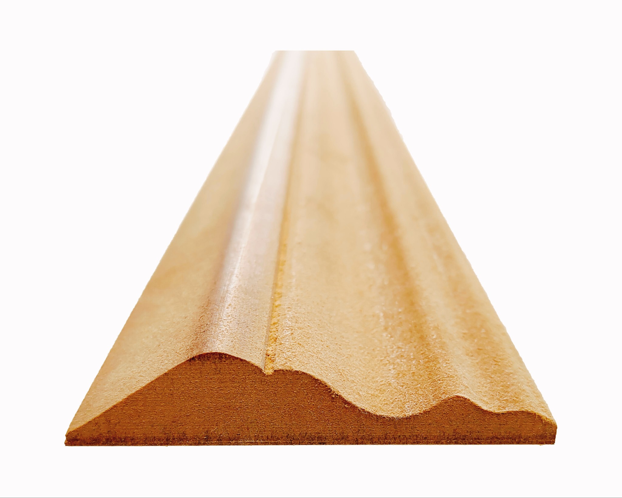 Profil drewniany frezowany na CNC, widoczny przekrój poprzeczny z detalami obróbki. Jasne drewno, precyzyjne wykończenie, białe tło.