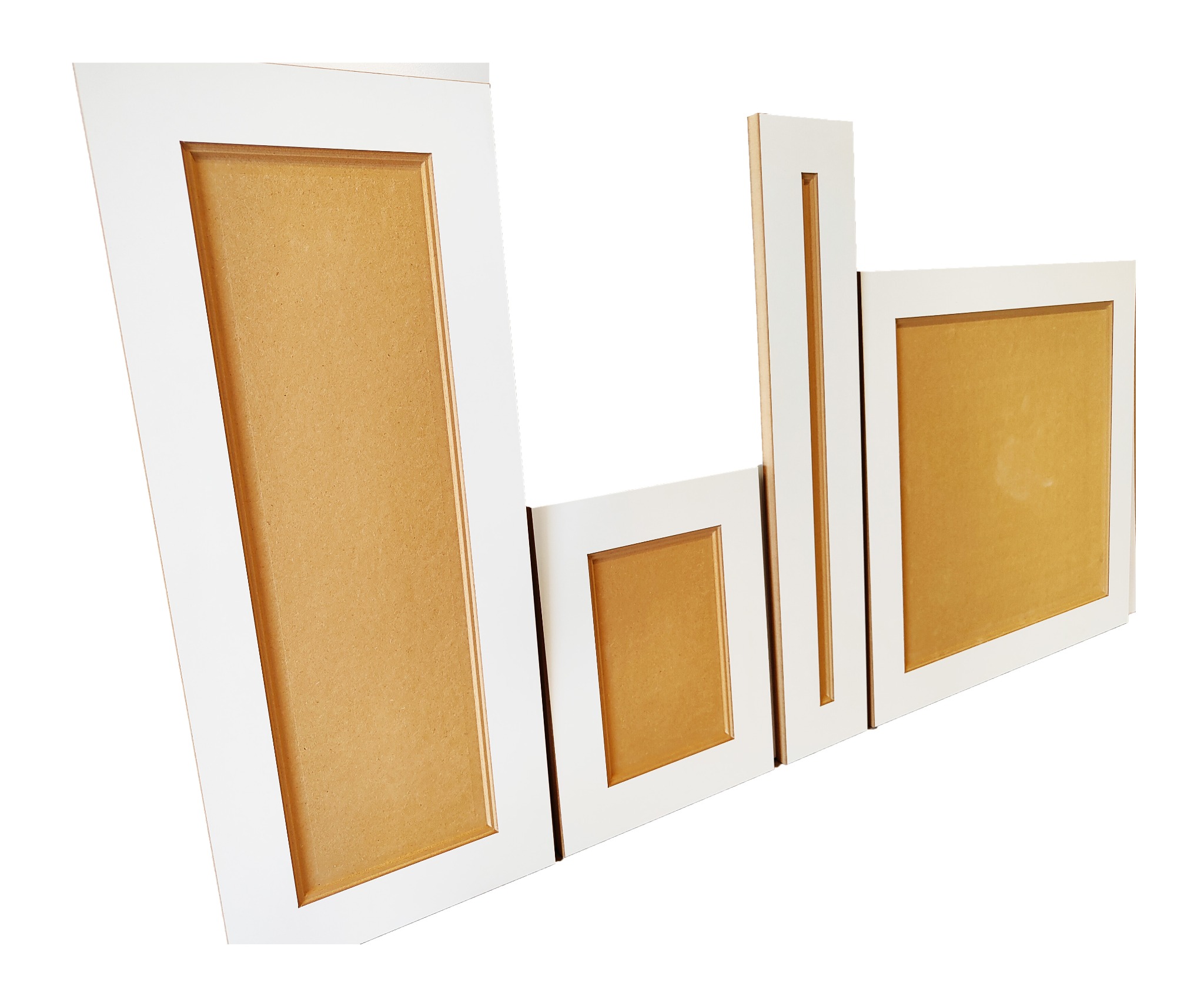 Białe, frezowane fronty meblowe z płyty MDF o różnej wielkości, ustawione pionowo na białym tle. Widoczne krawędzie i wyfrezowane wnętrza.