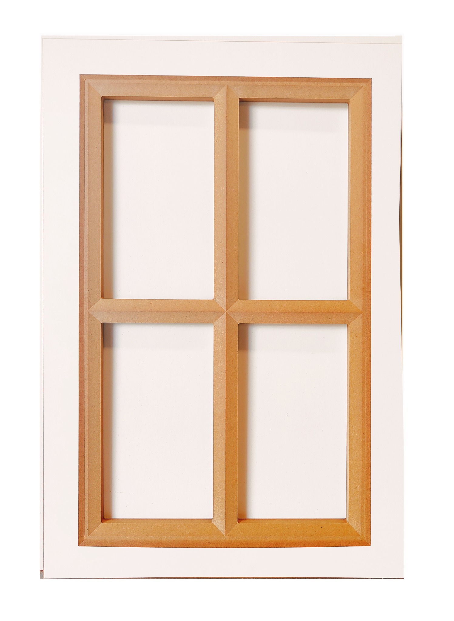 Drewniana rama okienna z czterema polami, surowe wykończenie MDF, gotowa do dalszej obróbki lub malowania. Białe tło podkreśla detale frezowania.