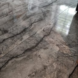 RemontLine - Połyskująca, marmurowa podłoga z płytek w Bytomiu, ułożona z precyzją. Widoczne odbicie światła na gładkiej powierzchni, podkreślające wzór.