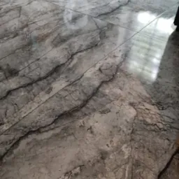 Połyskująca, marmurowa podłoga z płytek w Bytomiu, ułożona z precyzją. Widoczne odbicie światła na gładkiej powierzchni, podkreślające wzór.