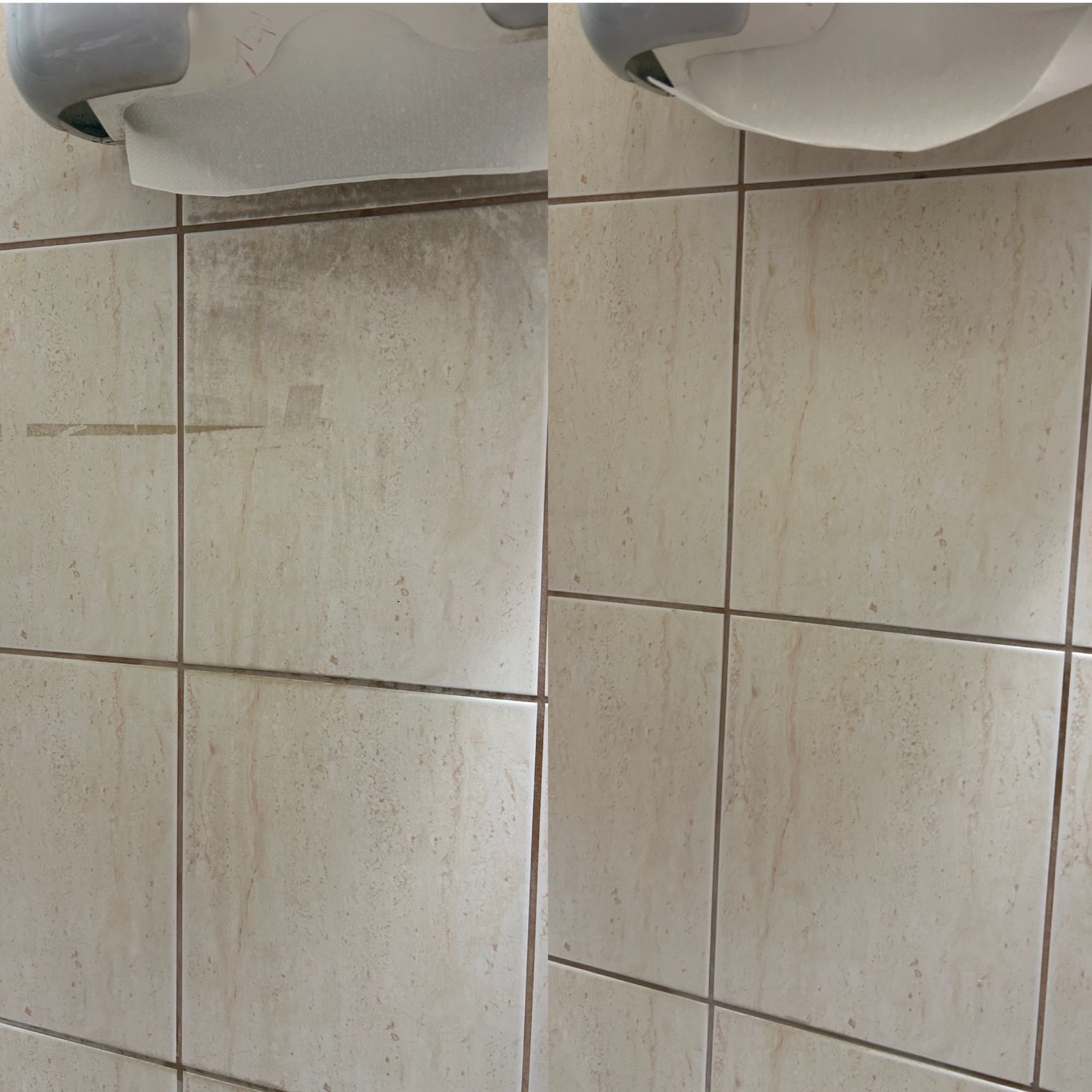 Zdjęcie 'przed i po' czyszczenia beżowych płytek ściennych w łazience, z widocznym dozownikiem papieru. Po lewej stronie widoczny brud, po prawej czysta powierzchnia.