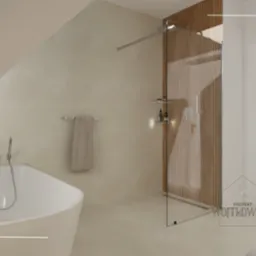 Wizualizacja łazienki na poddaszu z wanną, kabiną prysznicową z drewnianą ścianką i beżową kolorystyką. Projekt oświetlony, minimalistyczny z ręcznikiem na ścianie.