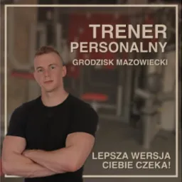 Młody trener personalny z Grodziska Mazowieckiego, w czarnej koszulce, pozuje na tle siłowni. Napis: 'Lepsza wersja Ciebie czeka!'
