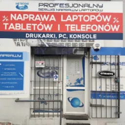 Fasada serwisu SkyLab z szyldem 'Naprawa laptopów, tabletów i telefonów'. Widoczne godziny otwarcia i adres. Logo firmy z motywem planety.