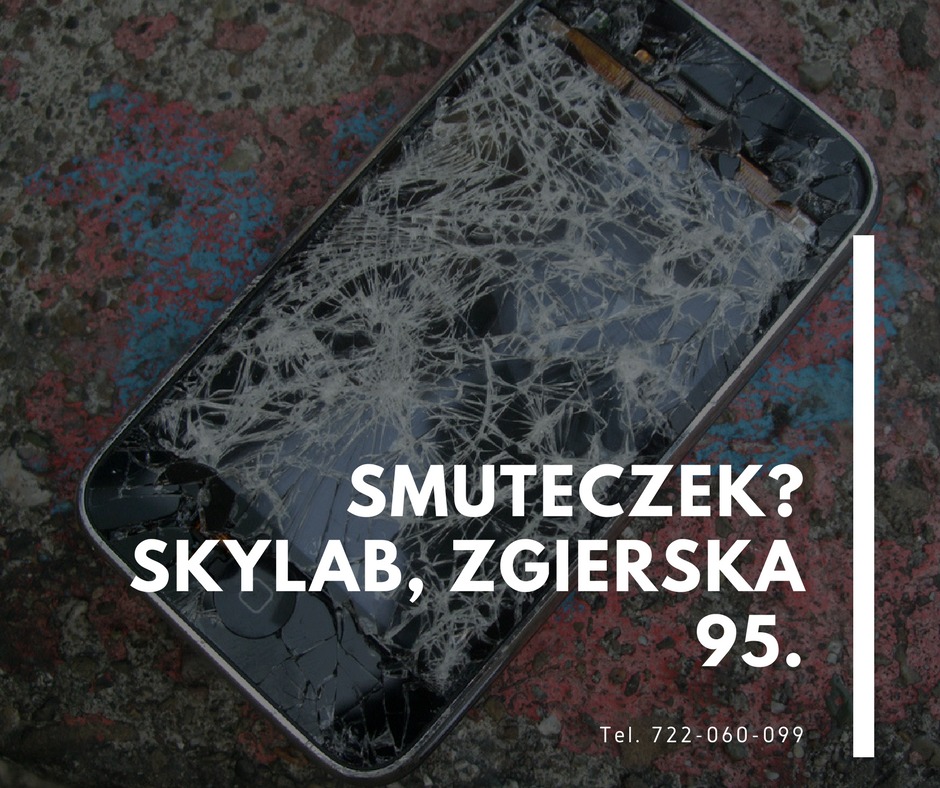 Rozbity ekran smartfona na tle betonowej powierzchni z graffiti. Reklama serwisu Skylab z adresem Zgierska 95 i numerem telefonu. Uszkodzony wyświetlacz.
