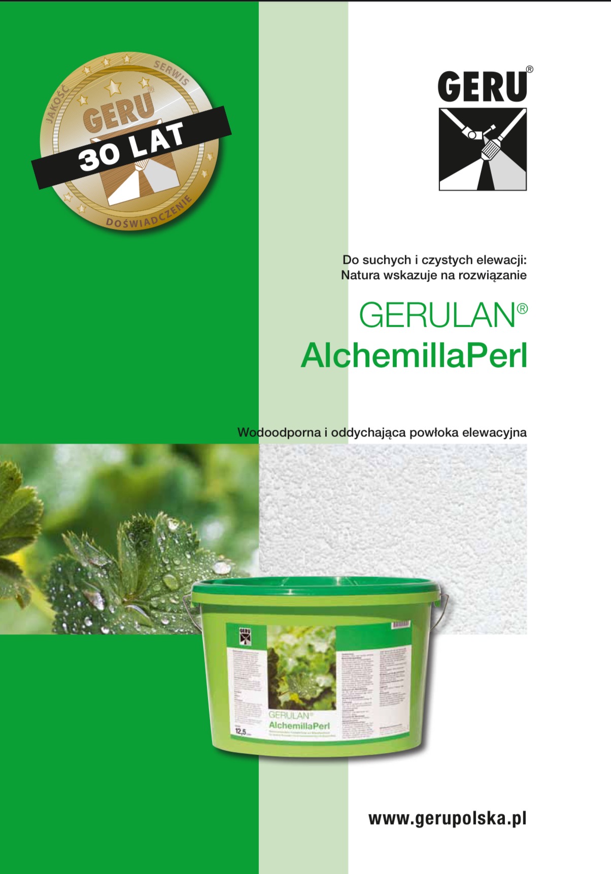 Zielone wiadro farby elewacyjnej Gerulan AlchemillaPerl 12.5l na tle elewacji z fakturą baranka i liści z kroplami wody. Reklama firmy Geru Polska.
