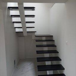 Markos usługi stolarskie Marcin Kołos - Minimalistyczne, czarne schody wspornikowe z białymi elementami konstrukcyjnymi w jasnym wnętrzu z marmurową posadzką. Nowoczesny design, proste linie, widok z dołu.