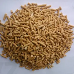 Jasne, cylindryczne granulki pelletu drzewnego, ułożone w kopiec na białym tle. Widoczne delikatne tekstury drewna i niewielkie różnice w odcieniach brązu.