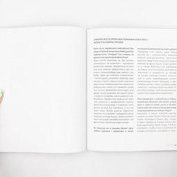 Ewa Pietruszko - Otwarta książka z tekstem o architekturze, trzymana przez osobę z pomalowanymi paznokciami. Białe tło, stonowana kolorystyka. Układ tekstu czytelny, minimalistyczny design.