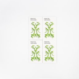 Ewa Pietruszko - Cztery identyczne wizytówki z abstrakcyjnym, zielonym motywem i napisem 'Praktyki Oduczania' na białym tle. Minimalistyczny projekt graficzny.
