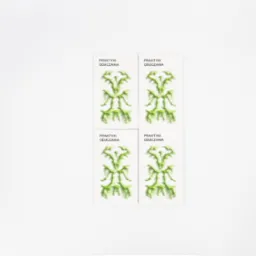 Cztery identyczne wizytówki z abstrakcyjnym, zielonym motywem i napisem 'Praktyki Oduczania' na białym tle. Minimalistyczny projekt graficzny.