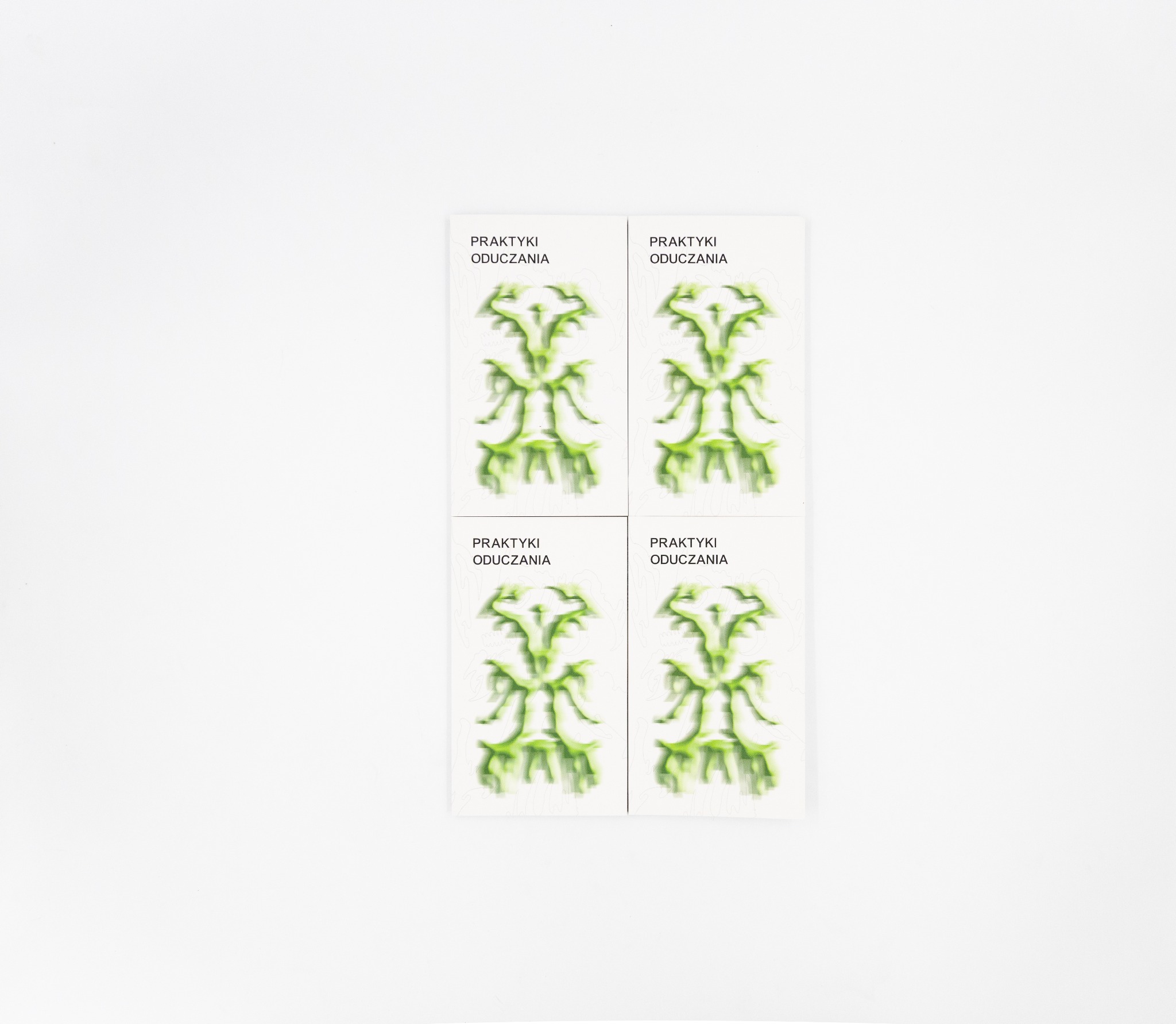 Cztery identyczne wizytówki z abstrakcyjnym, zielonym motywem i napisem 'Praktyki Oduczania' na białym tle. Minimalistyczny projekt graficzny.
