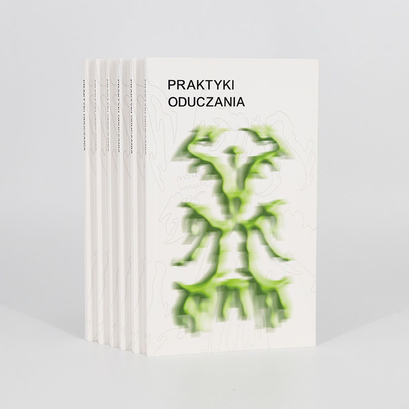 Stos pięciu identycznych książek o tytule 'Praktyki Oduczania' z rozmytą, zieloną grafiką na okładce, na jasnym tle.