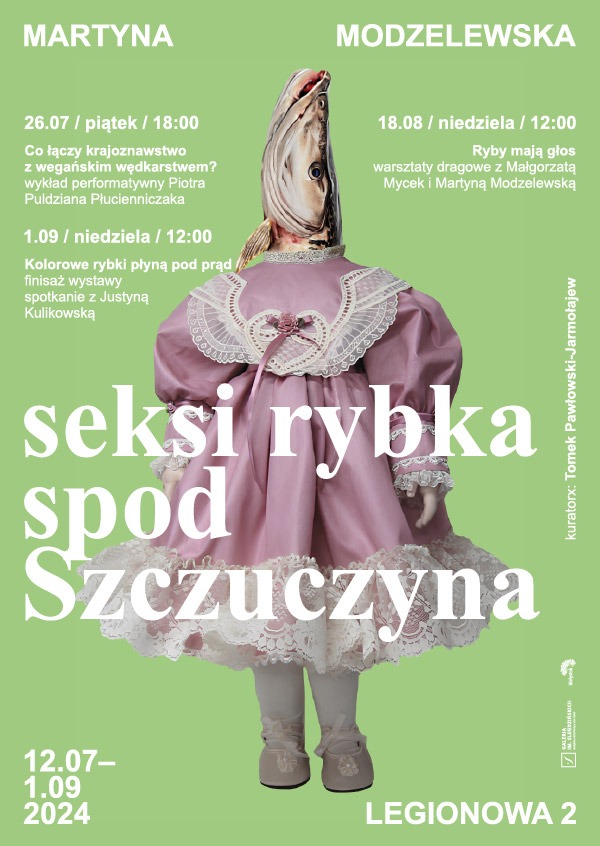 Plakat wydarzenia kulturalnego w Białymstoku: lalka w różowej sukience z głową ryby, zapowiedź wystawy 'Seksi rybka spod Szczuczyna'.