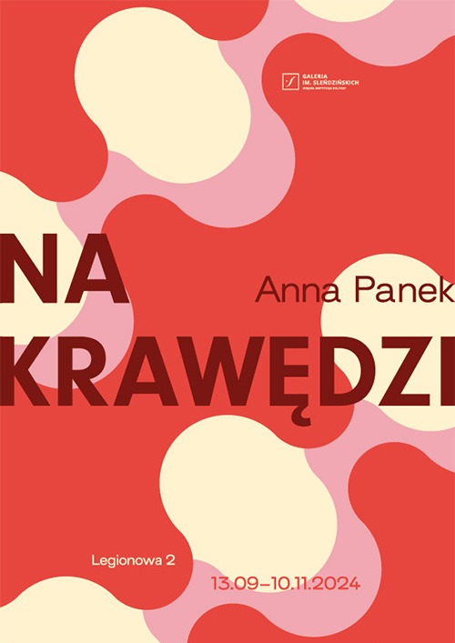 Graficzny plakat wystawy 'Na Krawędzi' Anny Panek w Galerii im. Slendzińskich, utrzymany w czerwonej kolorystyce z abstrakcyjnymi, organicznymi kształtami i datą 13.09-10.11.2024.