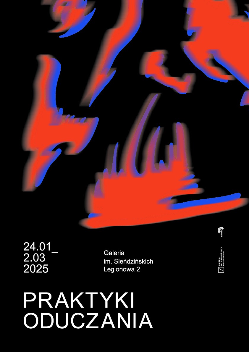 Plakat wystawy 'Praktyki Oduczania' w Galerii im. Sleńdzińskich, 24.01-2.03.2025. Abstrakcyjne czerwono-niebieskie formy na czarnym tle.