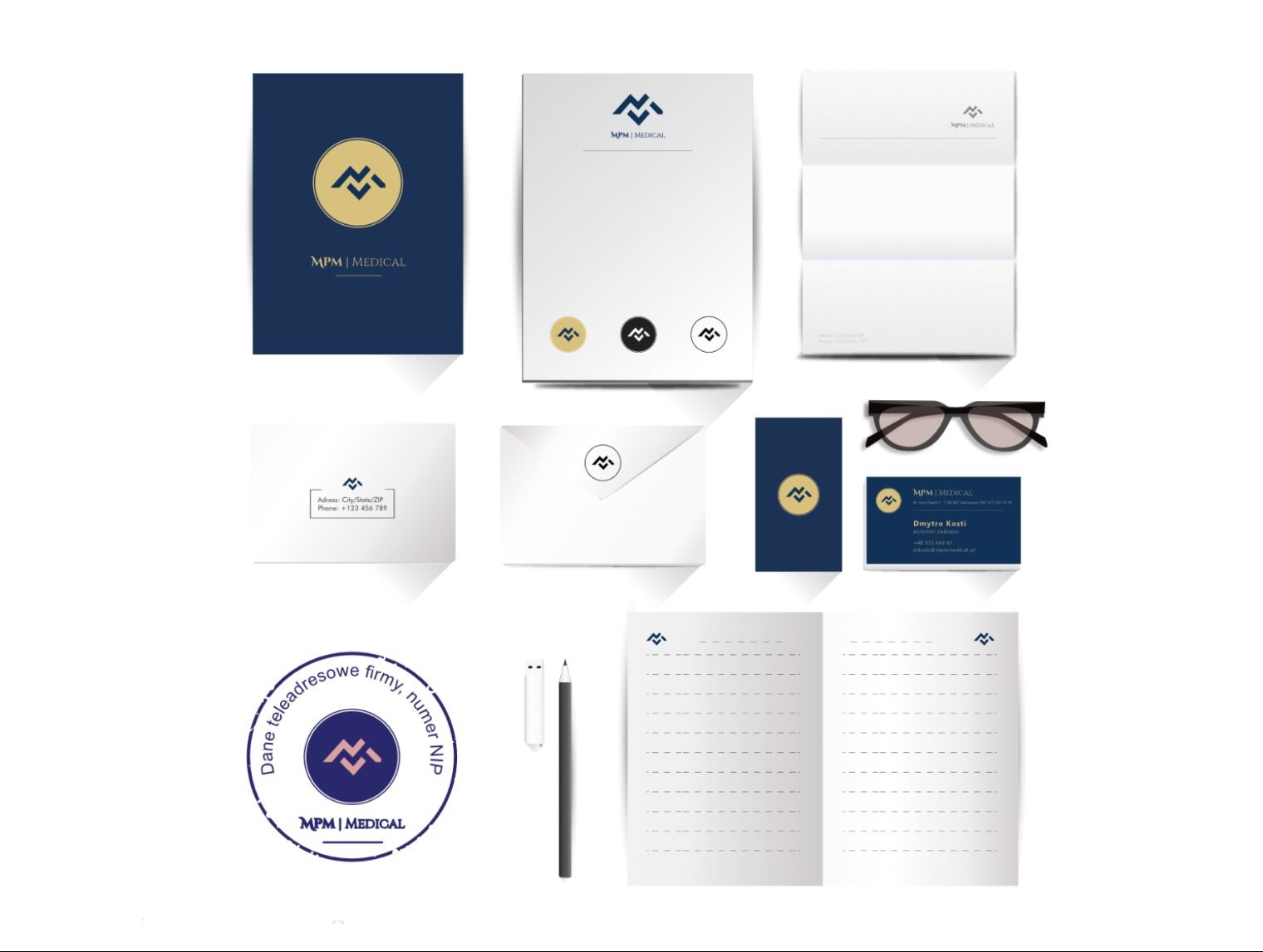 Komplet materiałów brandingowych MPM Medical: wizytówka, papier firmowy, koperta, notatnik, długopis, ołówek i stempel z logo firmy w kolorach granatu i bieli.