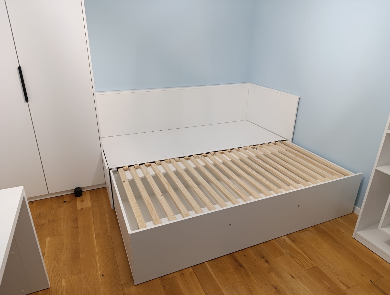 Pokój dla dziewczynki. Wymóg konieczny jedna płaszczyzna spania dla dwóch osób.