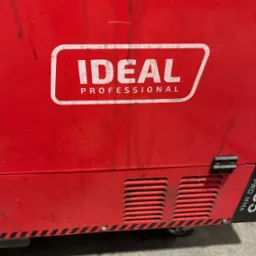 Czerwona spawarka inwertorowa z logo Ideal Professional, widoczne elementy obudowy i wentylacji. Sprzęt spawalniczy z Krzemieniewa.